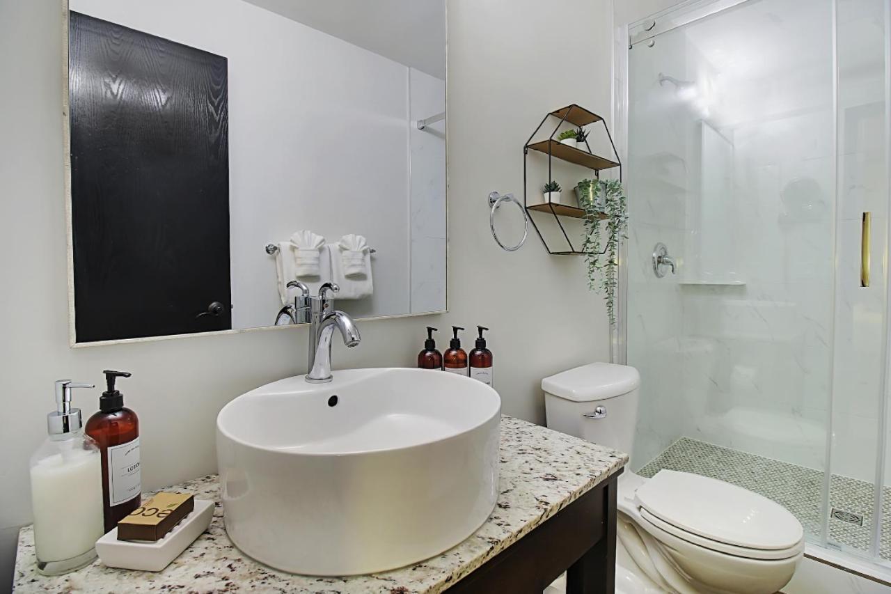 Outstanding Mountain Condo Waterslide And Hot Tub Managed By Little Sister Getaways Canmore Pokój zdjęcie