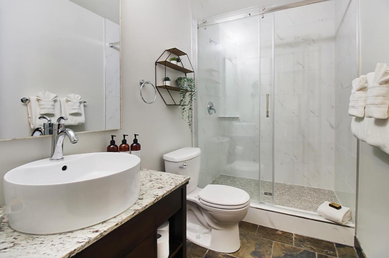 Outstanding Mountain Condo Waterslide And Hot Tub Managed By Little Sister Getaways Canmore Pokój zdjęcie