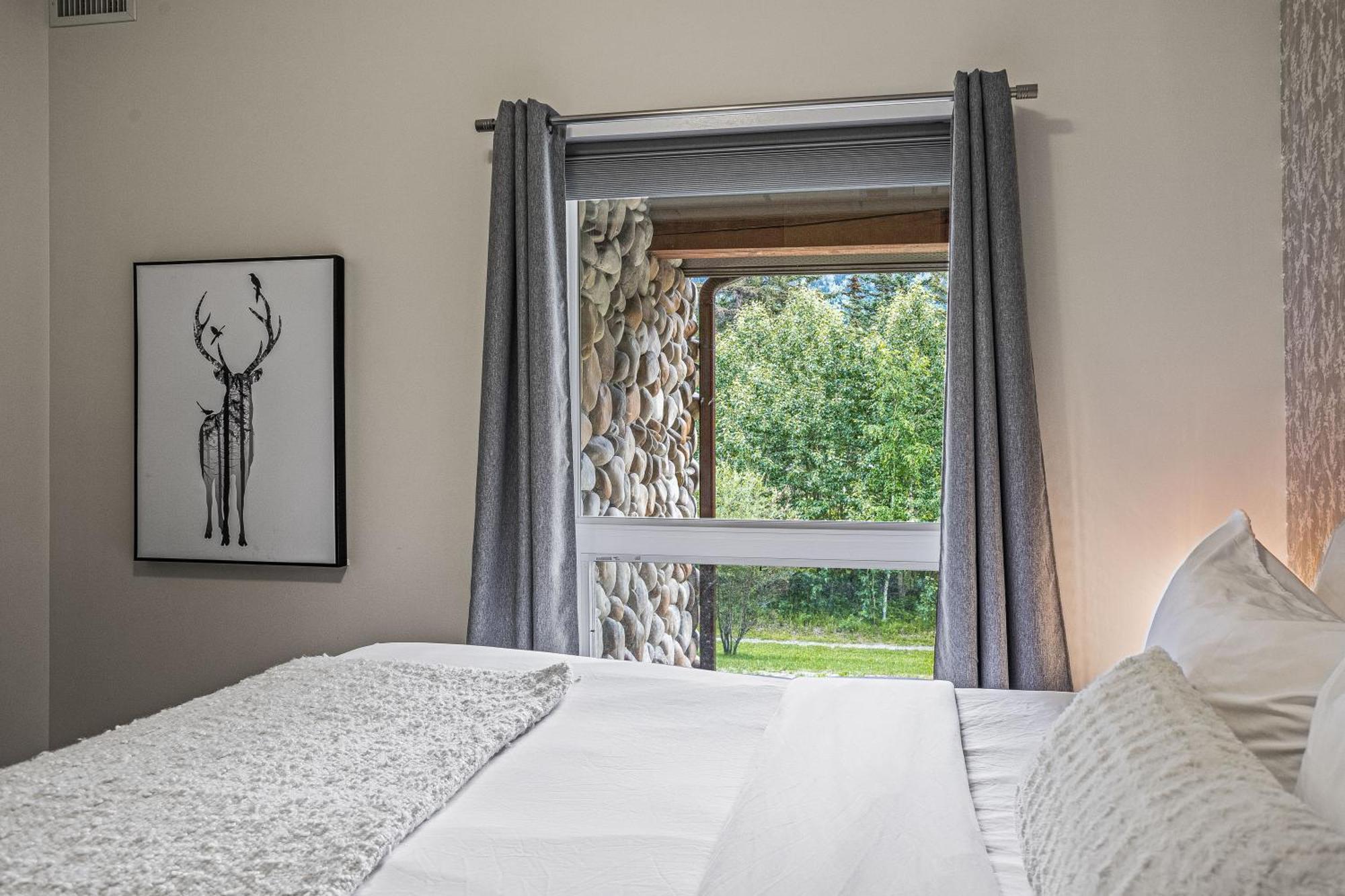 Outstanding Mountain Condo Waterslide And Hot Tub Managed By Little Sister Getaways Canmore Zewnętrze zdjęcie