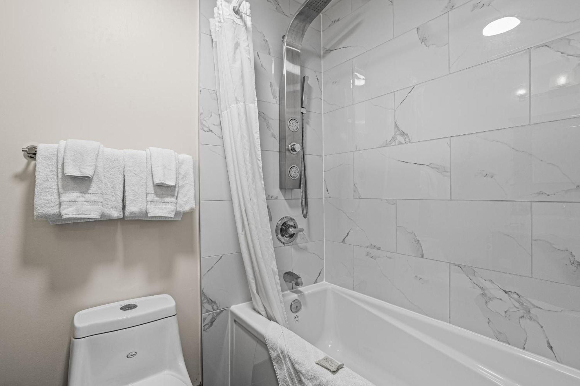 Outstanding Mountain Condo Waterslide And Hot Tub Managed By Little Sister Getaways Canmore Zewnętrze zdjęcie