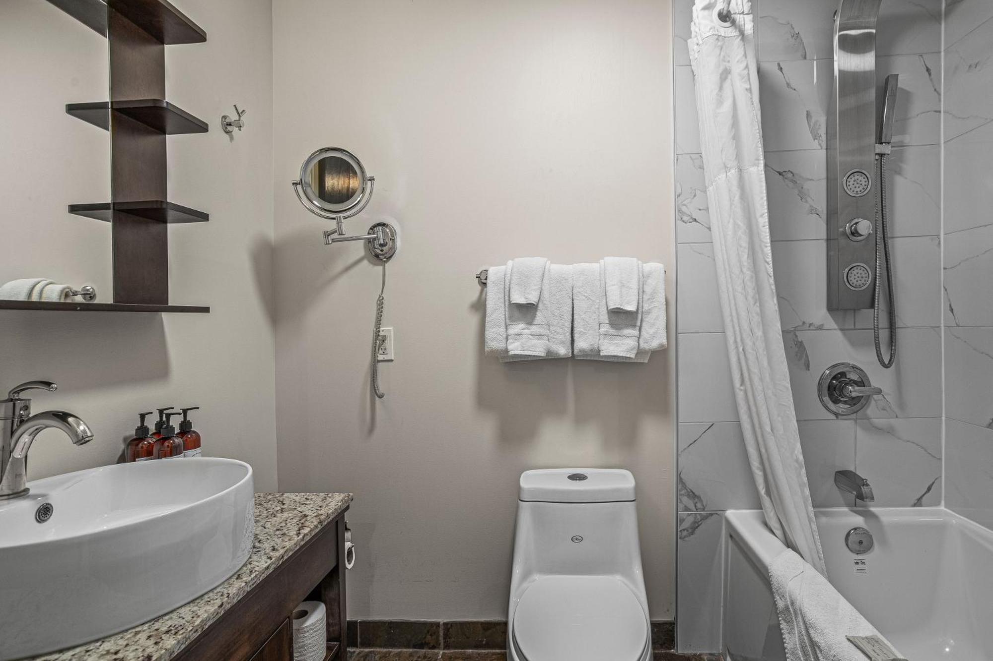 Outstanding Mountain Condo Waterslide And Hot Tub Managed By Little Sister Getaways Canmore Zewnętrze zdjęcie