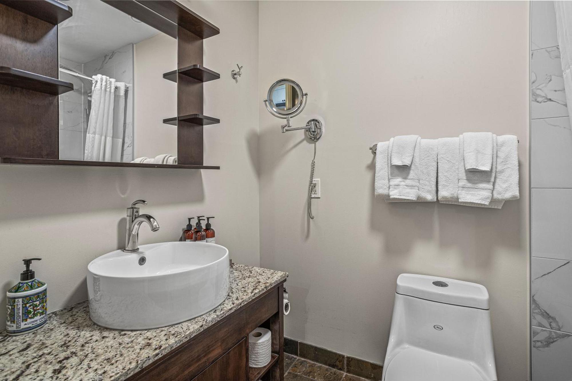 Outstanding Mountain Condo Waterslide And Hot Tub Managed By Little Sister Getaways Canmore Zewnętrze zdjęcie