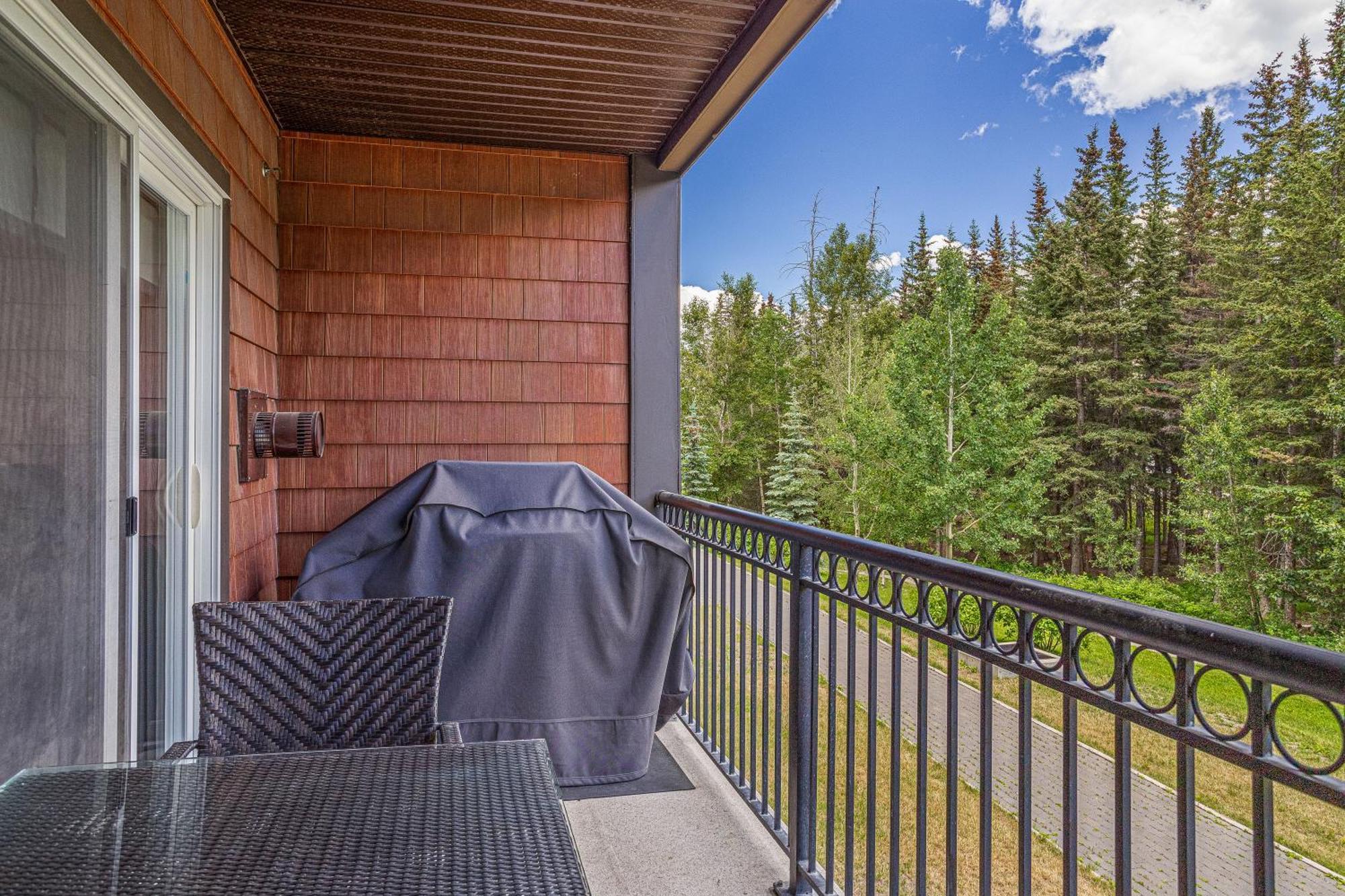 Outstanding Mountain Condo Waterslide And Hot Tub Managed By Little Sister Getaways Canmore Zewnętrze zdjęcie