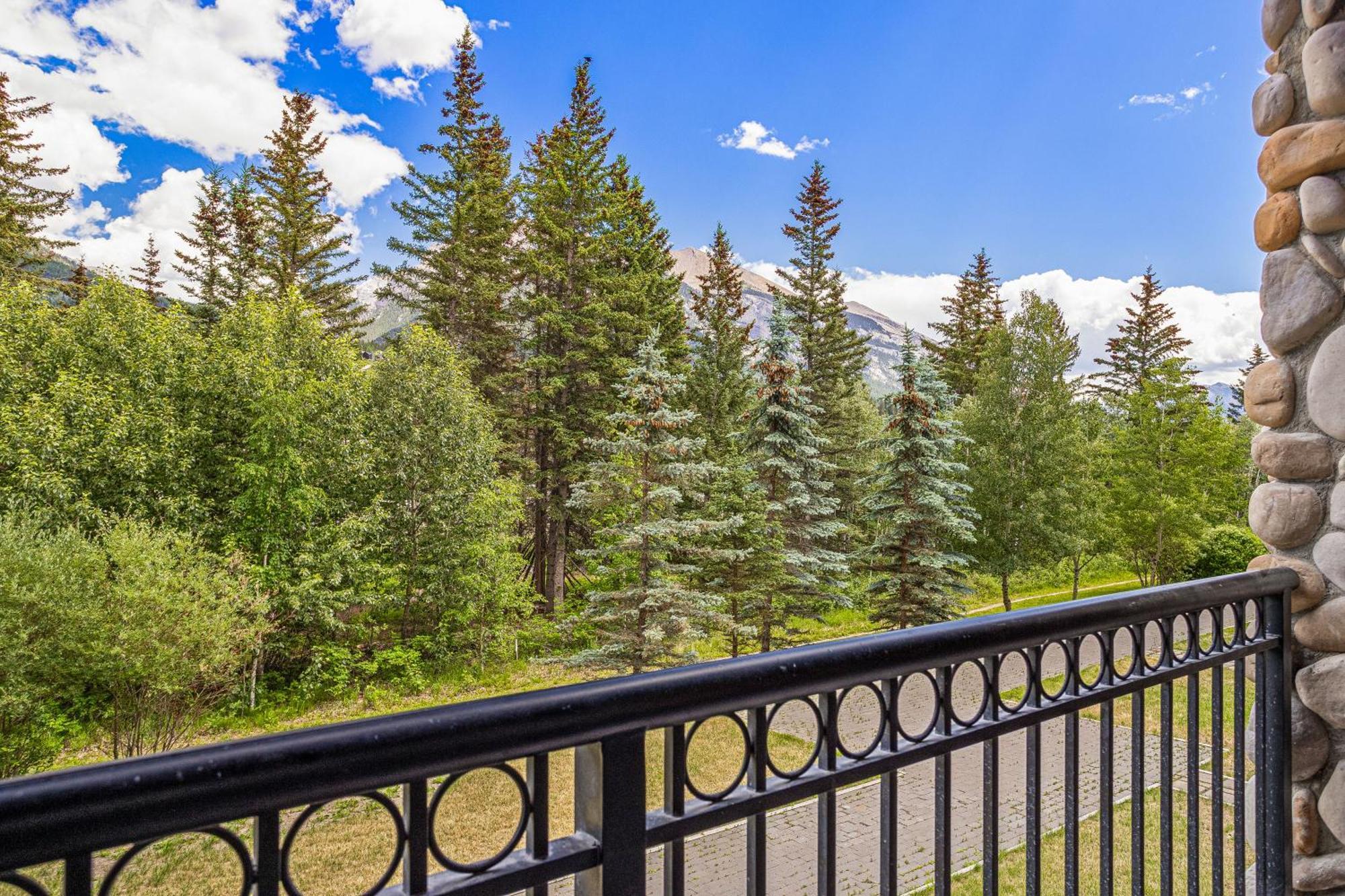 Outstanding Mountain Condo Waterslide And Hot Tub Managed By Little Sister Getaways Canmore Zewnętrze zdjęcie