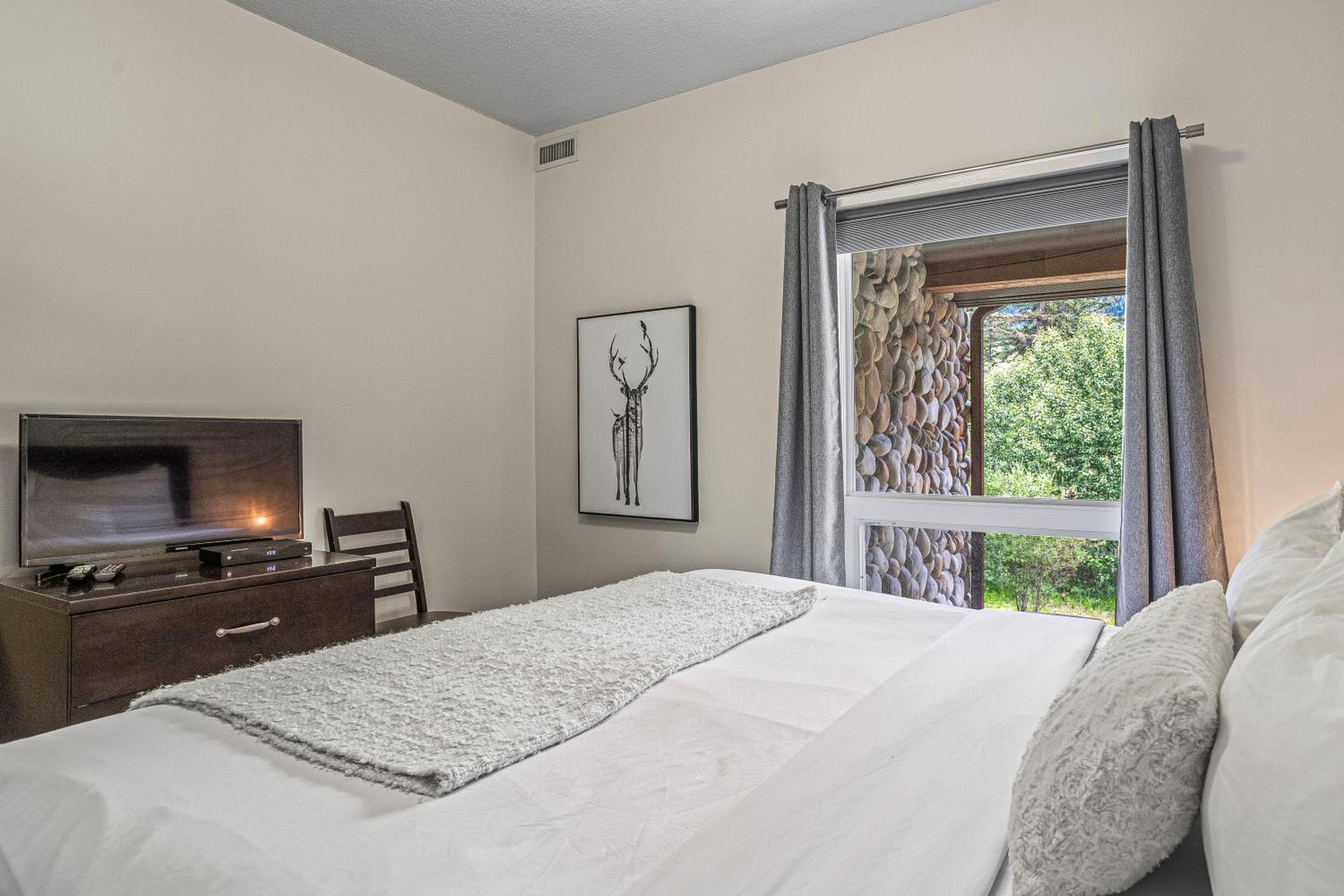Outstanding Mountain Condo Waterslide And Hot Tub Managed By Little Sister Getaways Canmore Zewnętrze zdjęcie