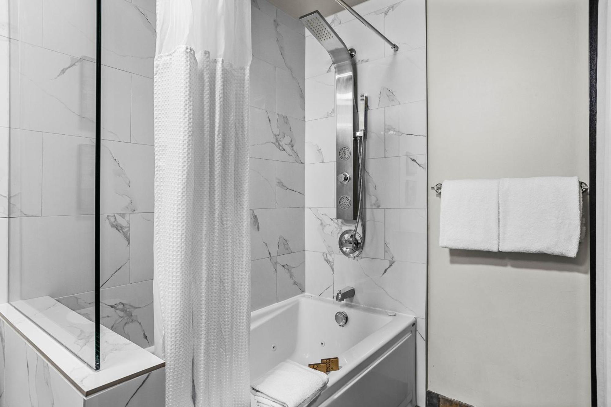 Outstanding Mountain Condo Waterslide And Hot Tub Managed By Little Sister Getaways Canmore Zewnętrze zdjęcie