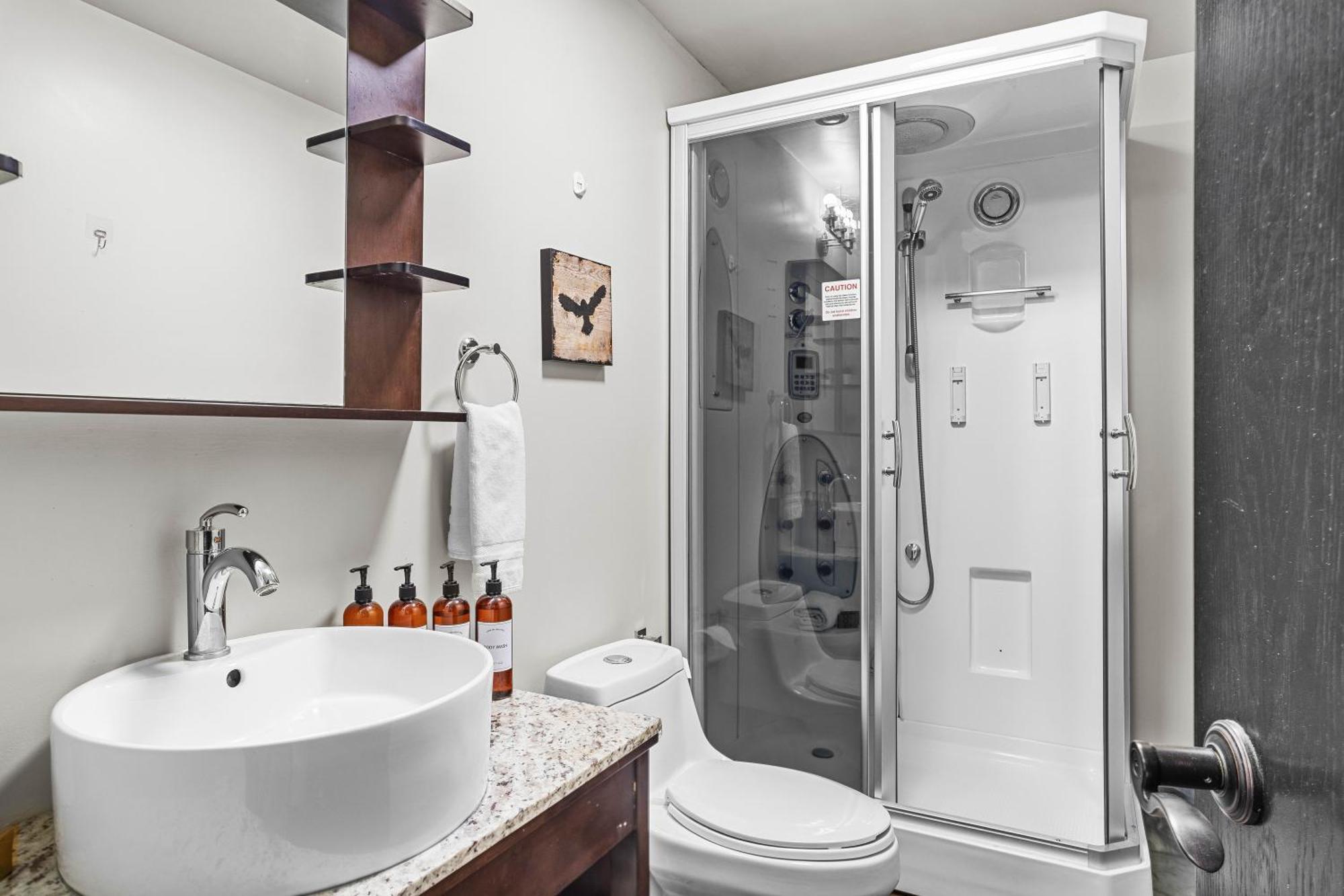 Outstanding Mountain Condo Waterslide And Hot Tub Managed By Little Sister Getaways Canmore Zewnętrze zdjęcie