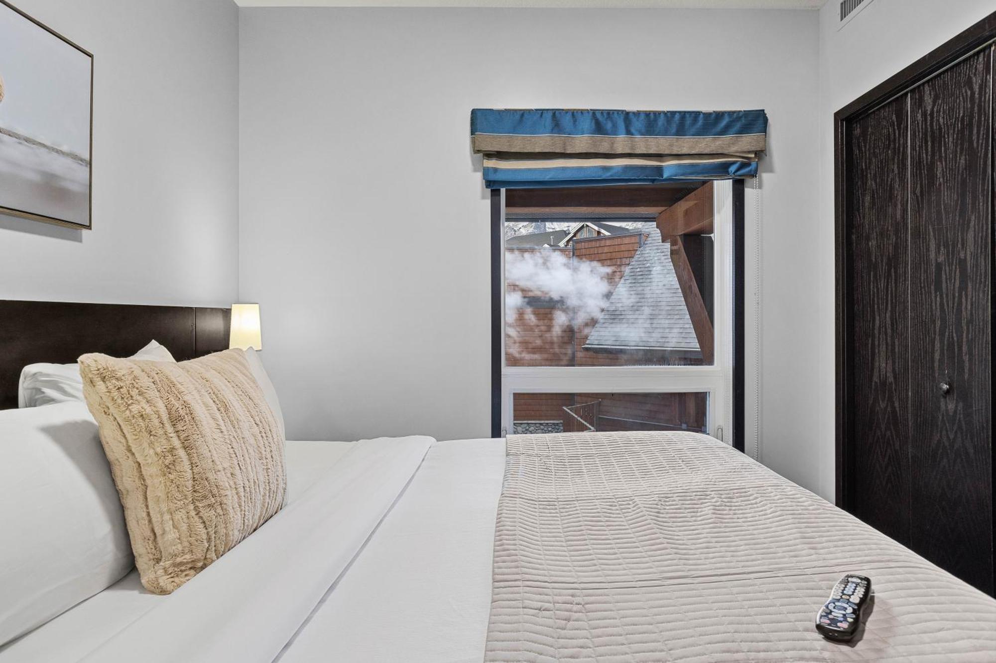 Outstanding Mountain Condo Waterslide And Hot Tub Managed By Little Sister Getaways Canmore Zewnętrze zdjęcie