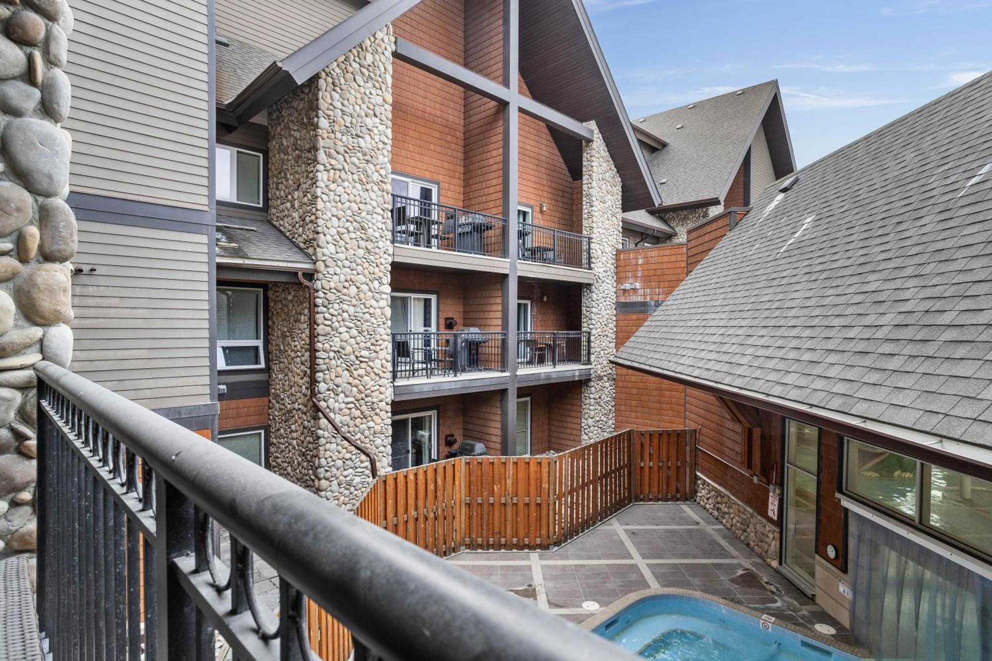 Outstanding Mountain Condo Waterslide And Hot Tub Managed By Little Sister Getaways Canmore Zewnętrze zdjęcie